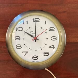 Vintage 70s Ingraham Model 7152 Electric Wall clock green 7 inches MCM
